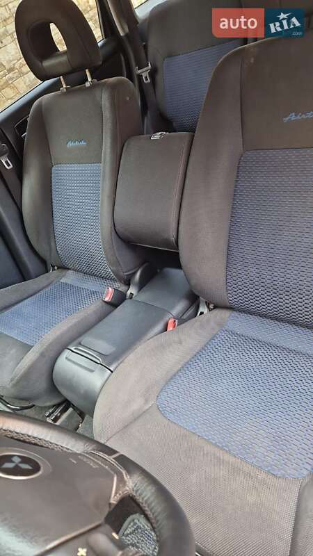 Позашляховик / Кросовер Mitsubishi Outlander 2003 в Києві