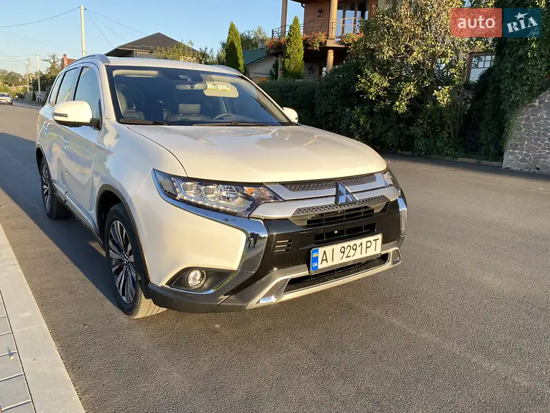 Позашляховик / Кросовер Mitsubishi Outlander 2020 в 
