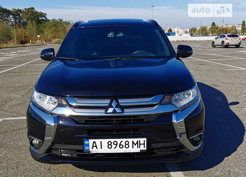 Позашляховик / Кросовер Mitsubishi Outlander 2018 в 