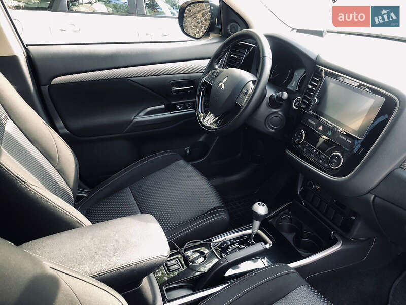 Внедорожник / Кроссовер Mitsubishi Outlander 2017 в Одессе