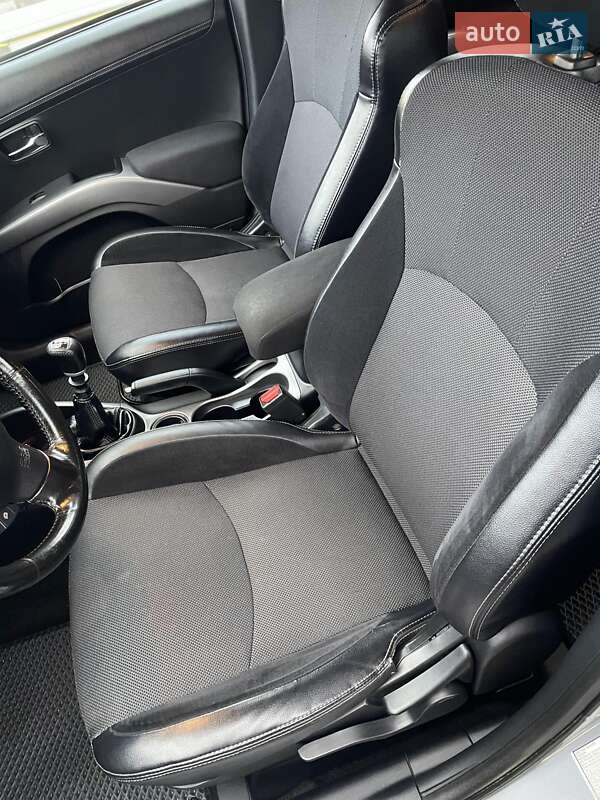 Внедорожник / Кроссовер Mitsubishi Outlander 2011 в Ровно