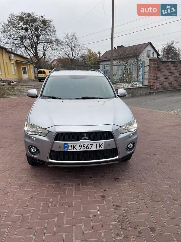Внедорожник / Кроссовер Mitsubishi Outlander 2011 в Ровно
