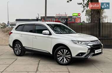 Внедорожник / Кроссовер Mitsubishi Outlander 2020 в Киеве