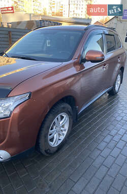 Внедорожник / Кроссовер Mitsubishi Outlander 2012 в 