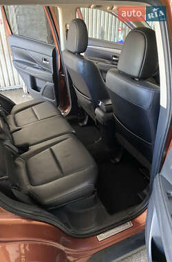 Внедорожник / Кроссовер Mitsubishi Outlander 2012 в 