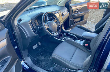 Внедорожник / Кроссовер Mitsubishi Outlander 2017 в 