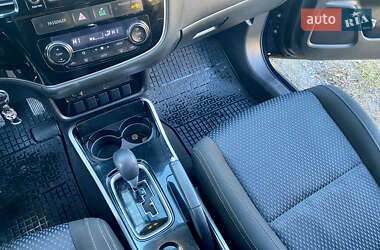 Внедорожник / Кроссовер Mitsubishi Outlander 2017 в 