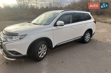 Позашляховик / Кросовер Mitsubishi Outlander 2018 в 