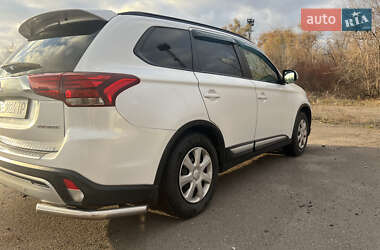 Позашляховик / Кросовер Mitsubishi Outlander 2018 в 