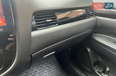 Позашляховик / Кросовер Mitsubishi Outlander 2018 в 