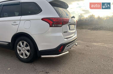 Позашляховик / Кросовер Mitsubishi Outlander 2018 в 