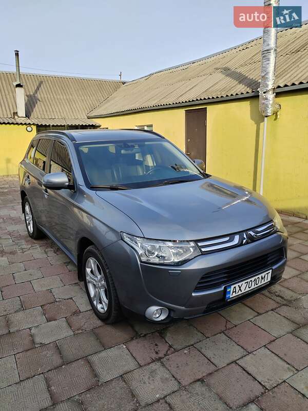 Позашляховик / Кросовер Mitsubishi Outlander 2012 в 