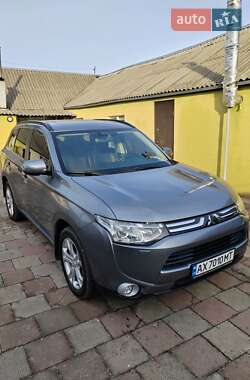 Позашляховик / Кросовер Mitsubishi Outlander 2012 в 
