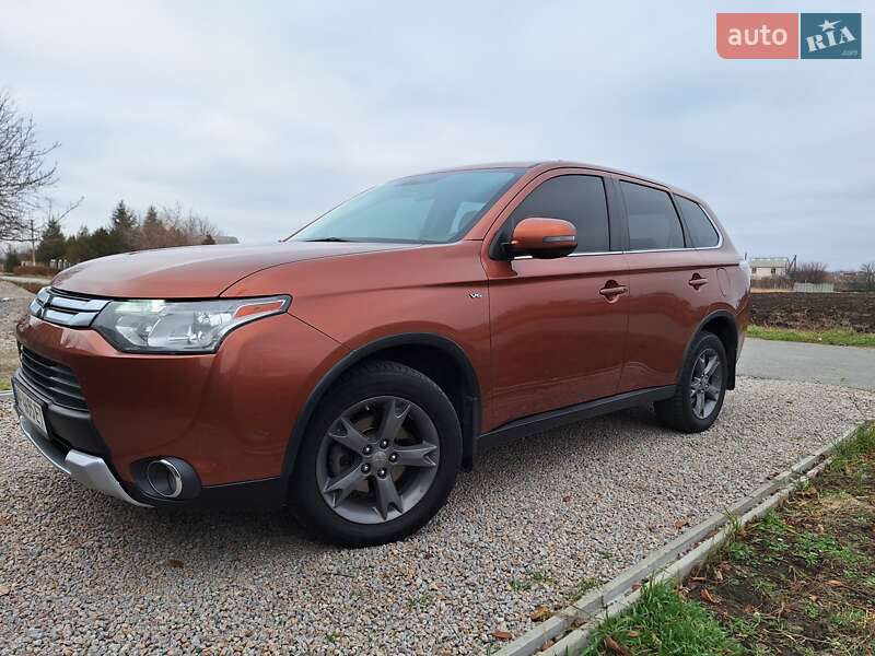 Внедорожник / Кроссовер Mitsubishi Outlander 2015 в Запорожье