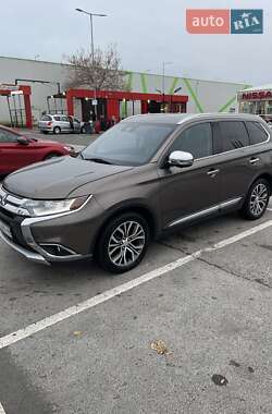 Позашляховик / Кросовер Mitsubishi Outlander 2017 в Києві