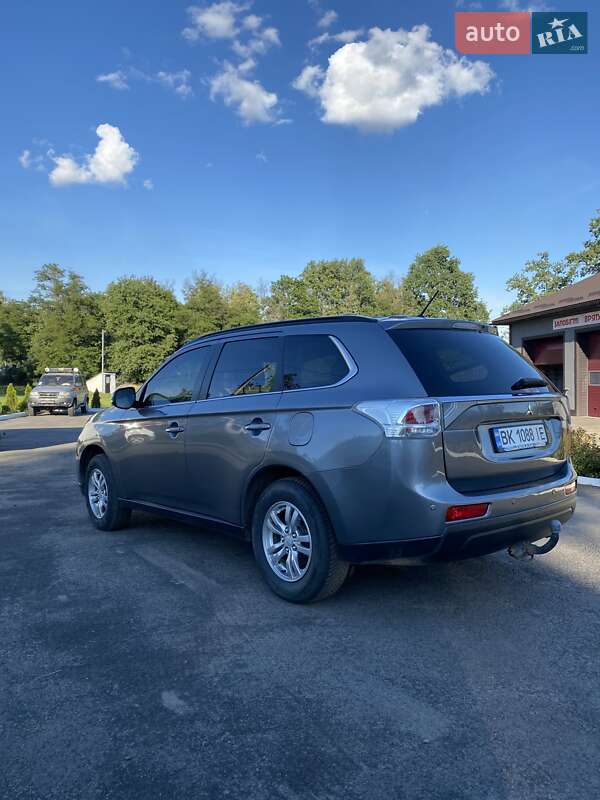 Внедорожник / Кроссовер Mitsubishi Outlander 2012 в Владимирце