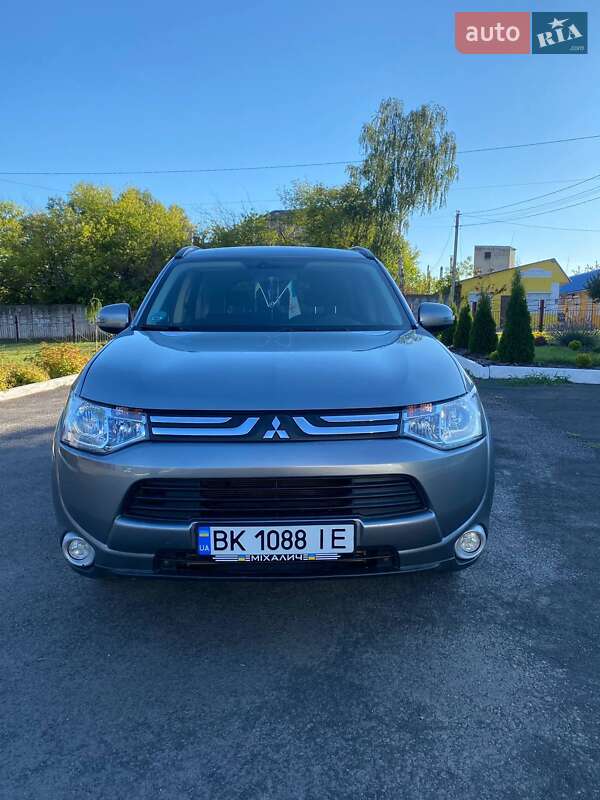 Внедорожник / Кроссовер Mitsubishi Outlander 2012 в Владимирце