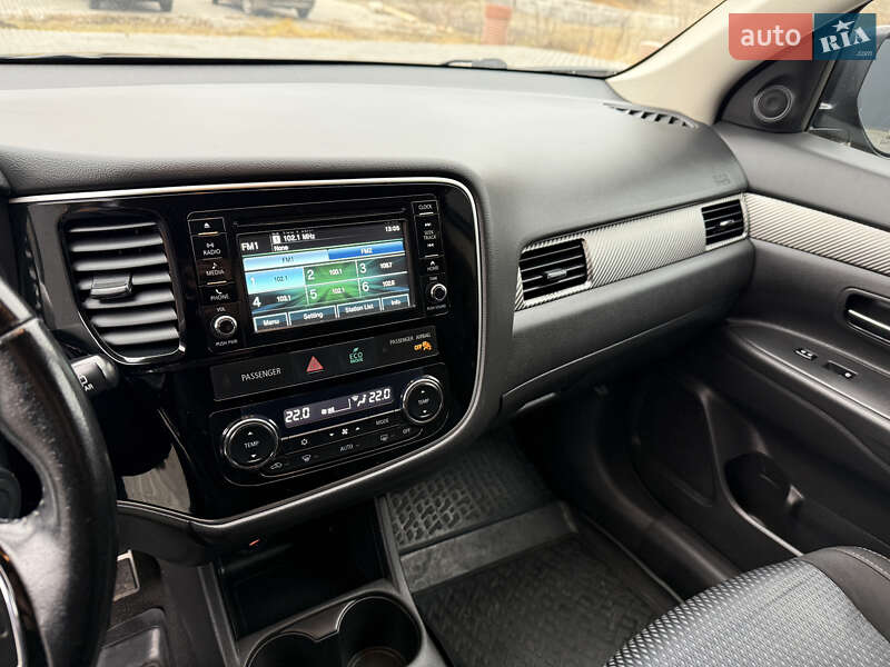 Позашляховик / Кросовер Mitsubishi Outlander 2016 в Хмельницькому