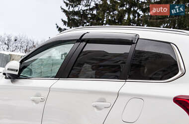 Внедорожник / Кроссовер Mitsubishi Outlander 2017 в 