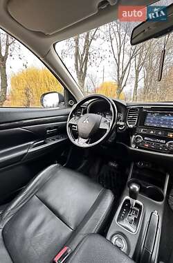 Внедорожник / Кроссовер Mitsubishi Outlander 2015 в 