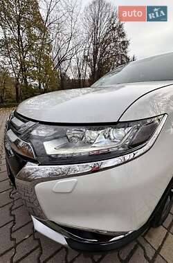 Внедорожник / Кроссовер Mitsubishi Outlander 2015 в 