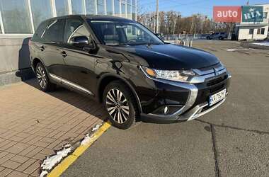 Позашляховик / Кросовер Mitsubishi Outlander 2019 в Києві