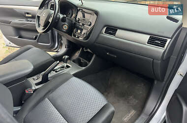 Внедорожник / Кроссовер Mitsubishi Outlander 2013 в 