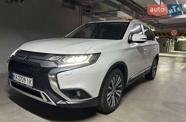 Позашляховик / Кросовер Mitsubishi Outlander 2022 в Києві