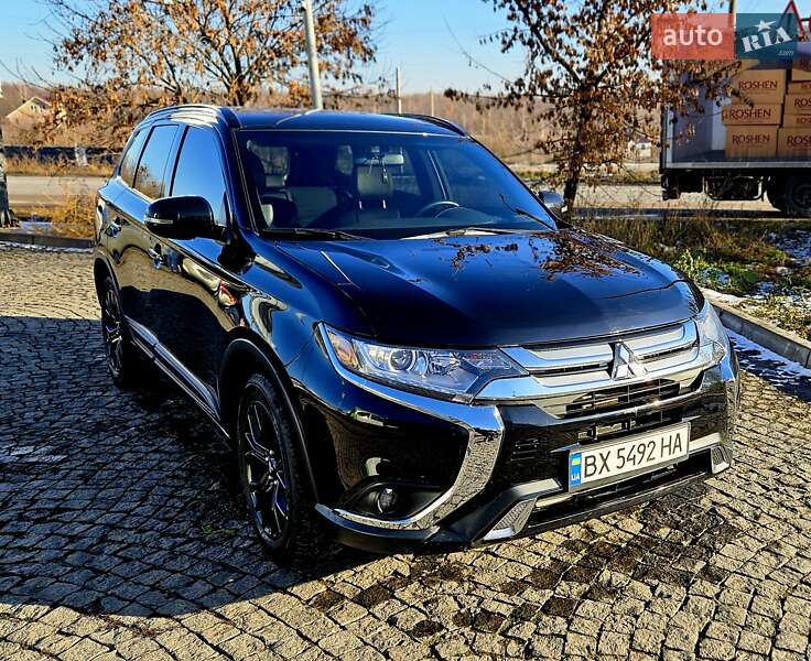 Позашляховик / Кросовер Mitsubishi Outlander 2018 в 