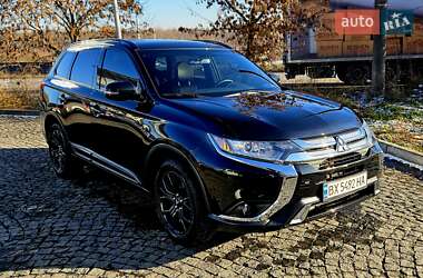 Позашляховик / Кросовер Mitsubishi Outlander 2018 в 