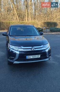Внедорожник / Кроссовер Mitsubishi Outlander 2016 в 