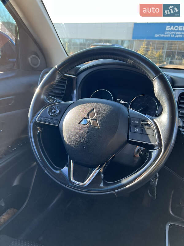 Внедорожник / Кроссовер Mitsubishi Outlander 2017 в Кривом Роге