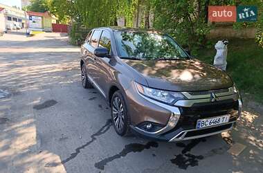 Позашляховик / Кросовер Mitsubishi Outlander 2018 в Львові