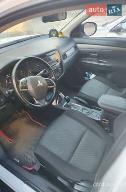 Внедорожник / Кроссовер Mitsubishi Outlander 2013 в 