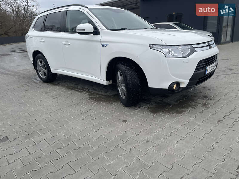 Внедорожник / Кроссовер Mitsubishi Outlander 2013 в Буче