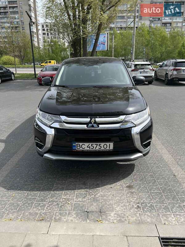 Позашляховик / Кросовер Mitsubishi Outlander 2017 в Львові