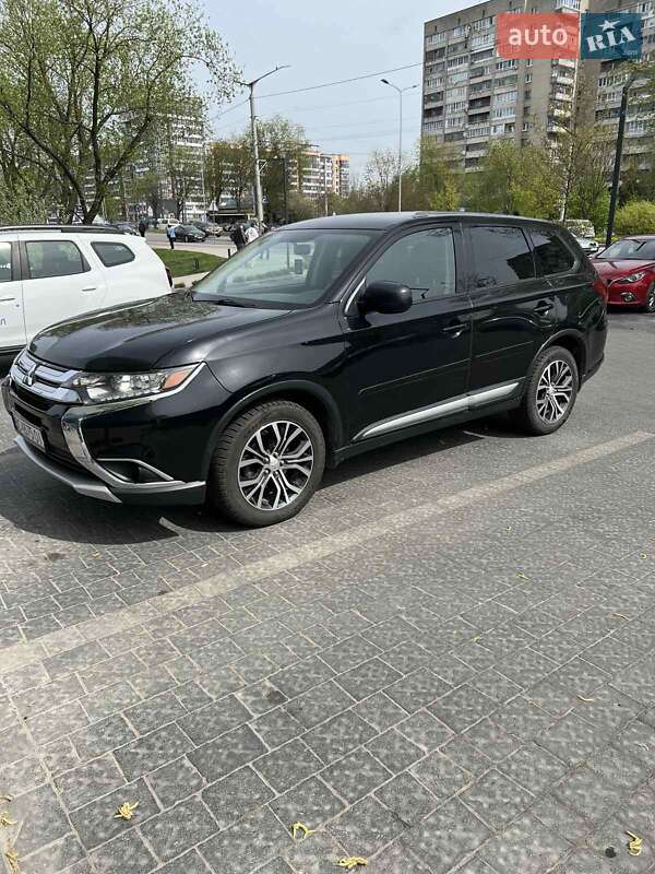 Позашляховик / Кросовер Mitsubishi Outlander 2017 в Львові