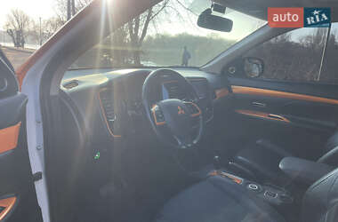 Позашляховик / Кросовер Mitsubishi Outlander 2013 в 
