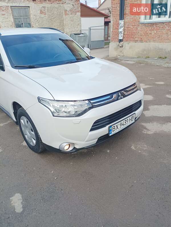 Внедорожник / Кроссовер Mitsubishi Outlander 2013 в 