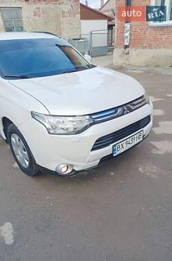 Внедорожник / Кроссовер Mitsubishi Outlander 2013 в 