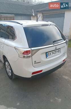 Внедорожник / Кроссовер Mitsubishi Outlander 2013 в 