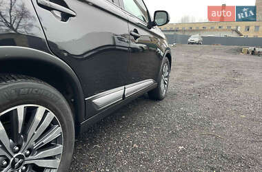 Внедорожник / Кроссовер Mitsubishi Outlander 2020 в 