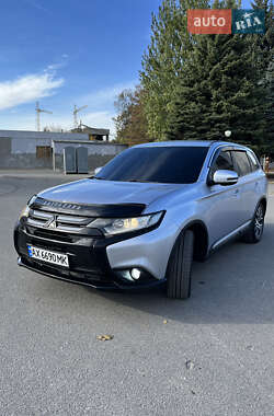 Позашляховик / Кросовер Mitsubishi Outlander 2016 в 
