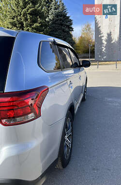 Позашляховик / Кросовер Mitsubishi Outlander 2016 в 