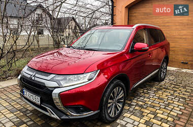 Позашляховик / Кросовер Mitsubishi Outlander 2023 в Чернівцях