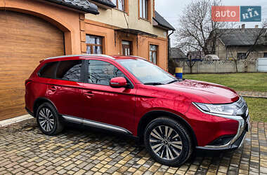 Позашляховик / Кросовер Mitsubishi Outlander 2023 в Чернівцях