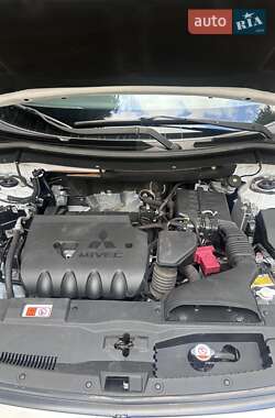 Внедорожник / Кроссовер Mitsubishi Outlander 2015 в 