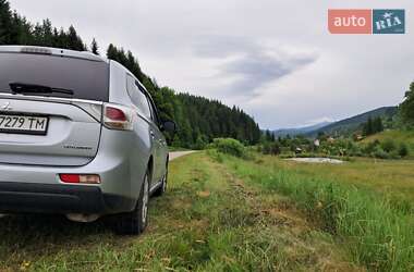 Внедорожник / Кроссовер Mitsubishi Outlander 2013 в 