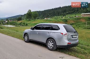 Внедорожник / Кроссовер Mitsubishi Outlander 2013 в 