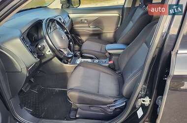 Внедорожник / Кроссовер Mitsubishi Outlander 2016 в 